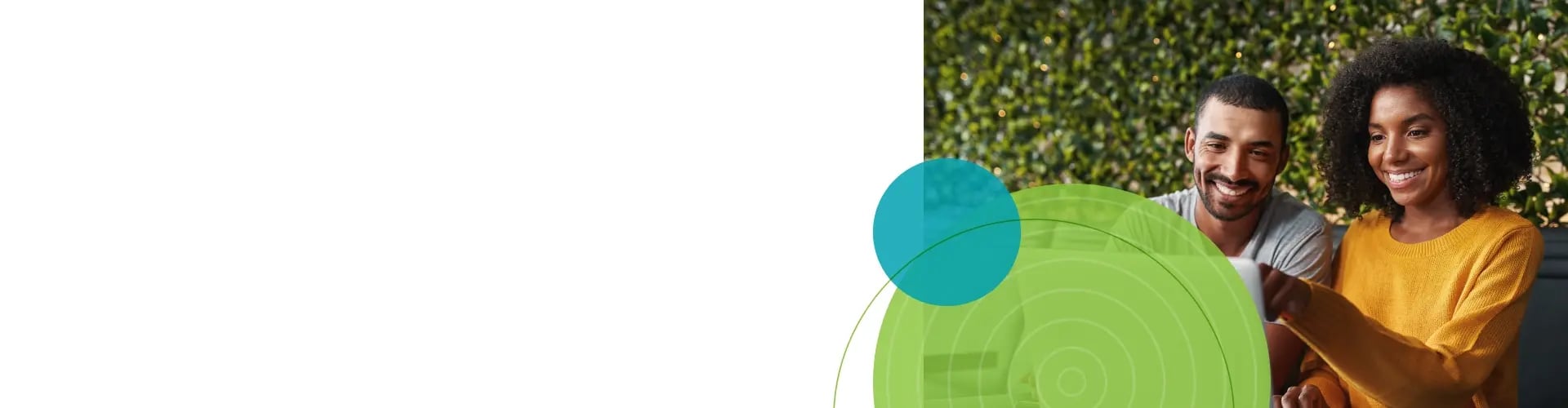 Couple choosing the right Seacoast Bank checking account for them.