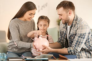 parents teaching child about money