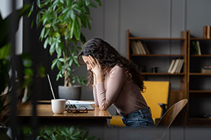 upset woman on laptop
